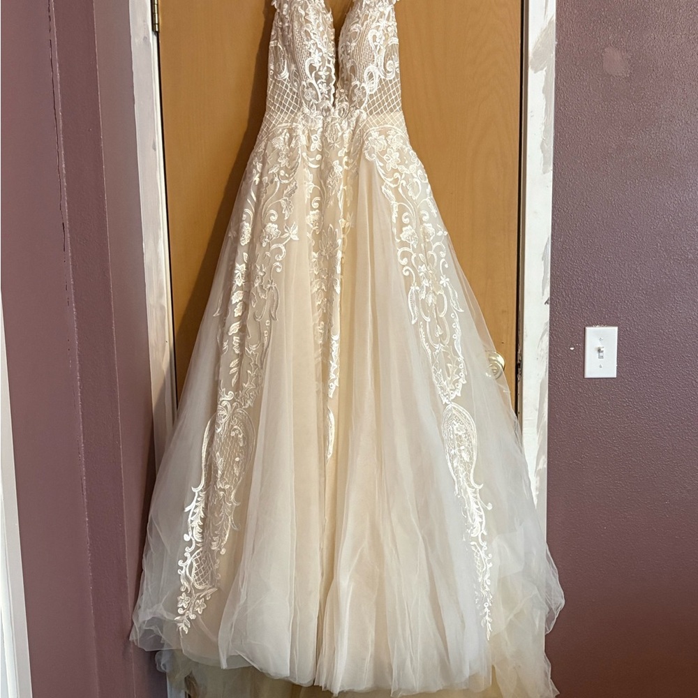 Ivory Lace Appliqué Tulle Ballgown Wedding Dress